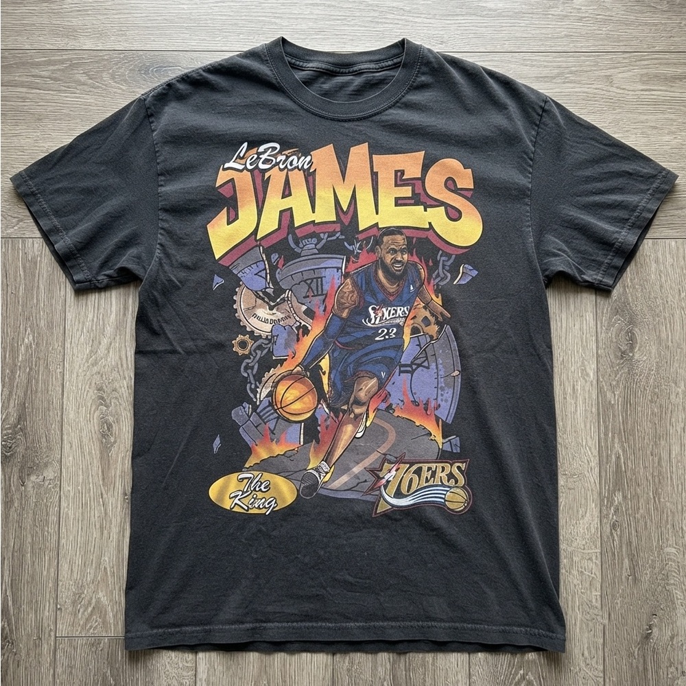 LeBron James 'The King' 76ers Graphic T-Shirt - Black